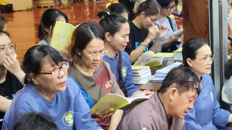 Phật tử không giấu được cảm xúc, rơi nước mắt khi nghe những lời giảng nói về sự hy sinh của cha mẹ, khổ cực mà đấng sinh thành đã trải qua.