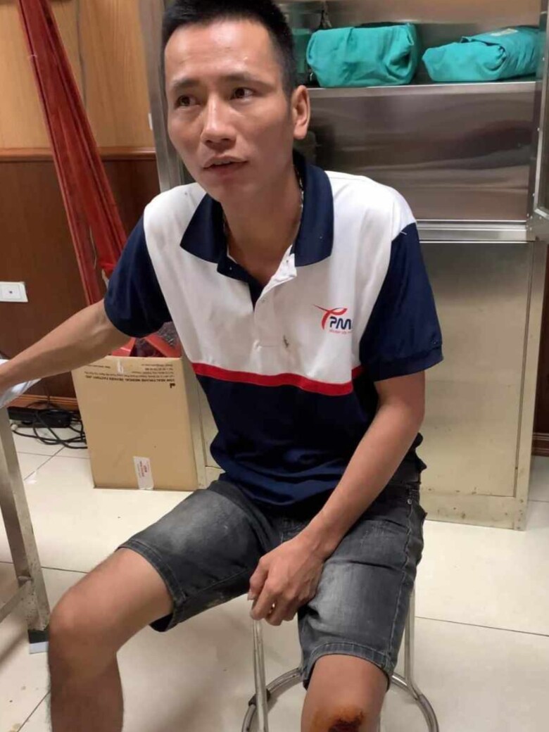 Sau vụ việc, anh Minh Hải được đưa vào trạm xá sơ cứu. Đến nay, anh vẫn chưa bình tĩnh vì vụ việc xảy ra quá nhanh.