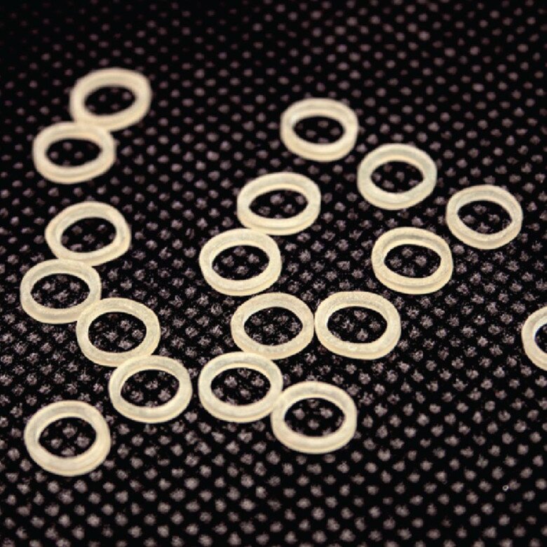 Thun liên hàm còn giúp đẩy nhanh quá trình điều chỉnh, làm cho việc niềng răng hiệu quả hơn. Tuỳ theo mẫu mã, kích thước, thun liên hàm có mức giá dao động từ 20.000 - 50.000 đồng.