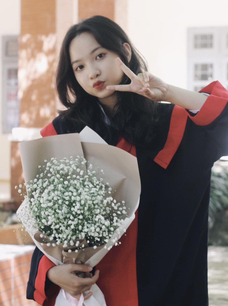 Phạm Thị Diễm Nhi - Tân Thủ khoa ngành Đạo diễn điện ảnh, truyền hình với tổng điểm 33,14 ở tổ khối S (tổ hợp môn Ngữ văn và hai môn năng khiếu do trường Đại học Sân khấu - Điện ảnh TP.HCM quy định). 