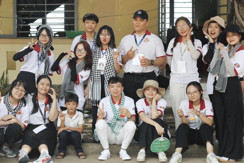 Ngoài chăm chỉ học tập, Diễm Nhi luôn năng nổ trong hoạt động CLB với mục đích giao lưu, học hỏi, tìm kiếm những người bạn mới và tham gia các hoạt động vì cộng đồng.