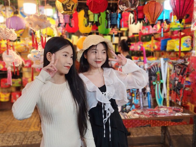 Tuy trời vẫn còn mưa nhưng chị Thảo Trâm và bạn thân chấp nhận vượt quãng đường xa đến với phố lồng đèn, chụp ảnh check-in và dạo phố.