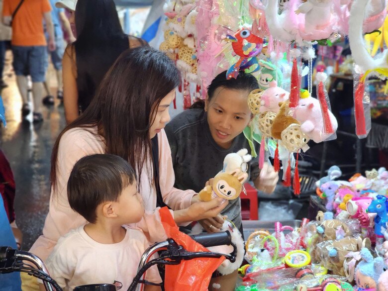 Trải qua hơn 50 năm hình thành, phố lồng đèn Lương Nhữ Học là điểm đến hấp dẫn, thu hút người dân và giới trẻ đến mua lồng đèn, tham quan và chụp ảnh mỗi dịp Trung thu.