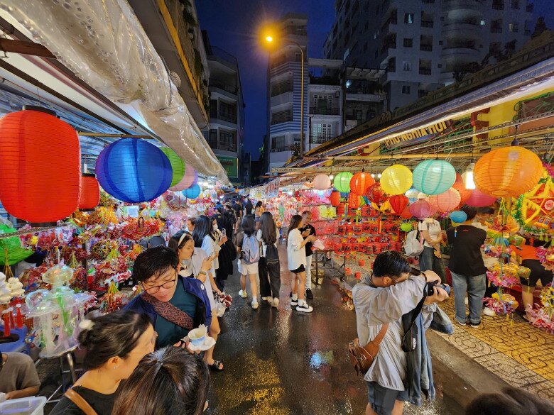 Ban đầu, phố Lương Nhữ Học thưa thớt, vắng người do trời đổ mưa rả rích từ chiều.
