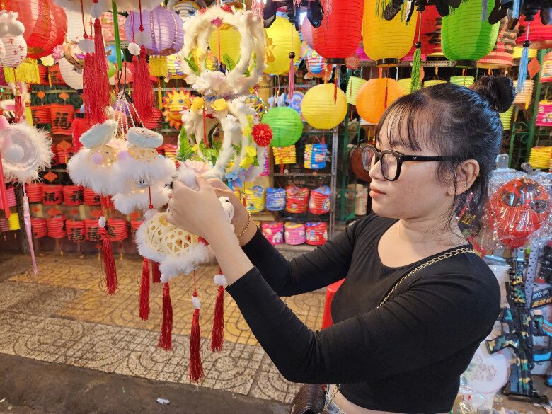 Chủ hộ kinh doanh lồng đèn cho biết năm nay tình hình buôn bán khó khăn, ít khách tham quan vì thời tiết bất lợi.