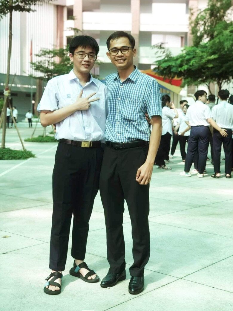 Ban đầu, Xuân Hoàng cho biết vẫn còn mông lung về định hướng nghề nghiệp và lựa chọn khối, ngành để chinh phục. Tuy nhiên, nhờ thầy cô ở trường hướng dẫn, giảng dạy nhiệt huyết, tận tâm nên nam thủ khoa đã tìm thấy hướng đi đúng đắn cho riêng mình. 