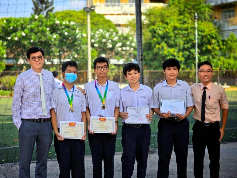 Tuy phải “chọi” cùng các thí sinh thuộc các trường Chuyên ở khu vực miền Nam, Tây Nguyên và đồng bằng Duyên hải miền Trung nhưng học trò của trường vẫn xuất sắc ẵm giải tại kỳ thi Olympic truyền thống 30/4 năm 2024.