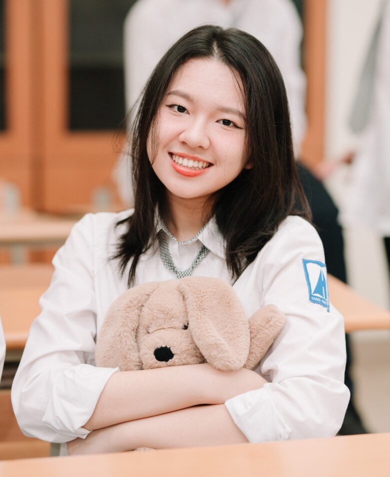 Tự tin chọn lối đi riêng với niềm đam mê về game, học sinh Trịnh Bảo Hân giành học bổng hơn 6 tỷ vào ngôi trường danh giá tại đất Mỹ. Nữ sinh sở hữu kết quả học tập ấn tượng với điểm trung bình chung học tập các năm THPT đều từ 9.5 trở lên, SAT 1.570 và IELTS 8.0.