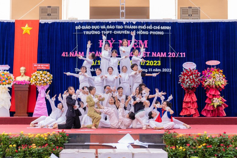 Không chỉ học tập giỏi, đem nhiều giải thưởng về cho nhà trường, học sinh trường THPT Chuyên Lê Hồng Phong còn năng nổ tham gia hoạt động ngoại khoá, gắn kết giữa các thế hệ bằng hội trại truyền thống.