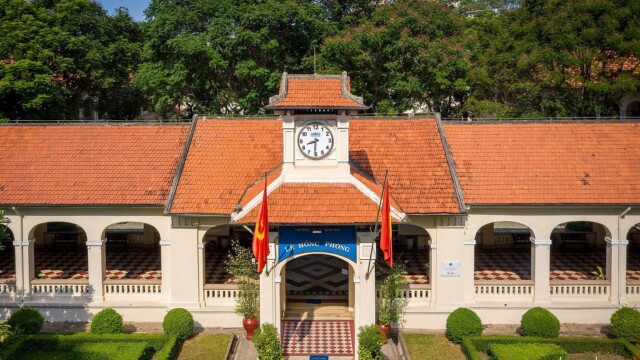 Các thành viên trong đại gia đình Chuyên Lê Hồng Phong đều nhớ đến biệt danh “Luôn hạnh phúc” xuất phát từ giáo viên của nhà trường với mong muốn học sinh vừa học giỏi, không bị áp lực và luôn có niềm vui trong quá trình miệt mài sách vở.