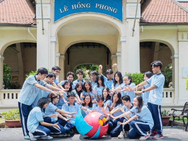 Năm 2024, lớp 12CA1 trường THPT Chuyên Lê Hồng Phong lập kỷ lục khi 100% học sinh của lớp đạt giải thưởng trong kỳ thi học sinh giỏi cấp Thành phố và giành thêm 2 giải Nhì, 2 giải Ba môn tiếng Anh trong kỳ thi học sinh giỏi cấp Quốc gia.