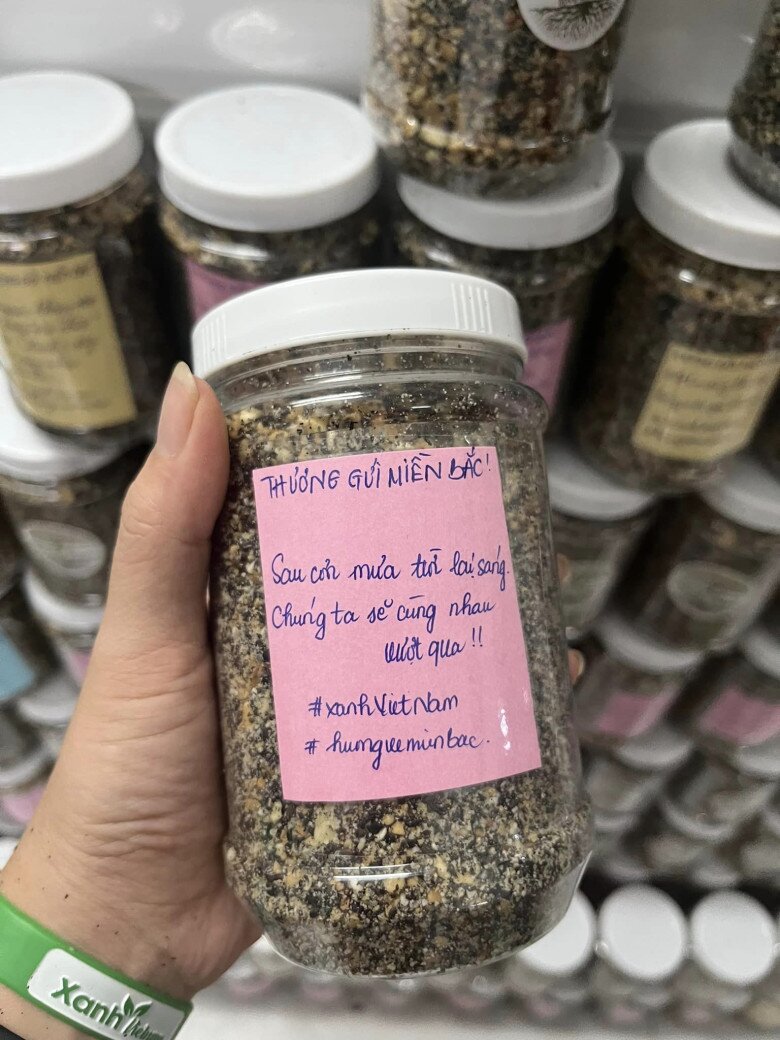 Những hũ đậu rang muối mè không chỉ là món quà mang ý nghĩa về mặt vật chất, sức khoẻ mà còn chứa đựng tình cảm, sự sẻ chia của các bạn trẻ hướng đến vùng lũ ở phía Bắc.