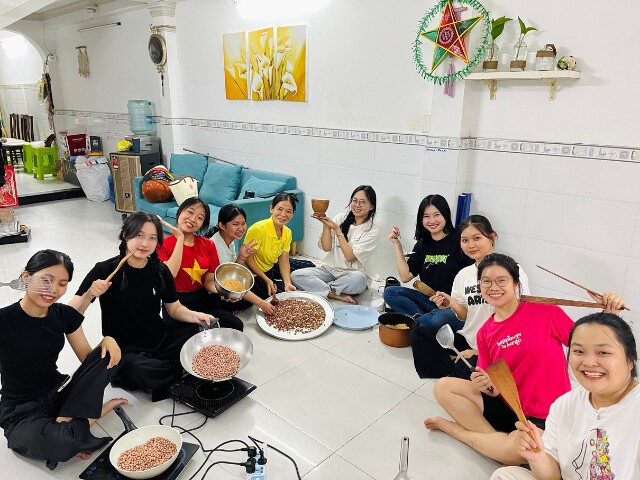 Tại TP.HCM, các bạn tình nguyện viên đã dành nhiều thời gian để tạo nên nhiều món quà đặc biệt gửi tặng đồng bào miền Bắc.