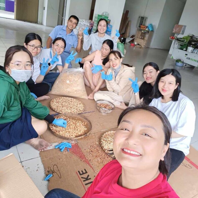 Từ khi đăng bài ngỏ lời muốn thực hiện thực phẩm cho người dân phía Bắc, chị Lệ Giang được các cư dân sống trong khu chung cư tại Bình Dương hưởng ứng nhiệt tình. Người góp sức, người góp nguyên liệu tạo nên những phần quà nghĩa tình.