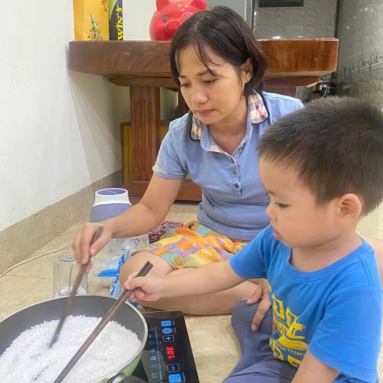 Không chỉ người lớn, các bé trong gia đình của thành viên nhóm Xanh Việt Nam cũng vào bếp, phụ giúp các công đoạn đơn giản để chung tay với ba mẹ hướng về bà con vùng lũ.