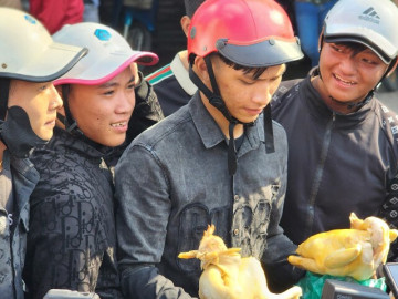 Hàng trăm thanh niên trắng tay, thất vọng ra về trong ngày giật cô hồn ở Sài Gòn