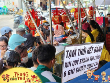 Người dân ở Sài Gòn xếp hàng gần 2 tiếng để mua bánh trung thu, ngậm ngùi bỏ cuộc vì “cháy hàng