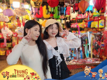 Phố lồng đèn ở Sài Gòn đìu hiu ngày trăng rằm, chủ tiệm bất lực “kêu cứu", khách tham quan đội mưa chụp ảnh check-in