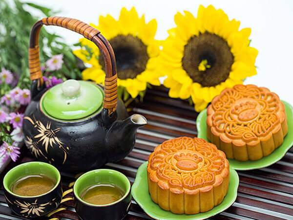 Bánh trung thu rất phù hợp với nước trà, nhưng quả hồng lại là đại kỵ. Ảnh minh họa. 