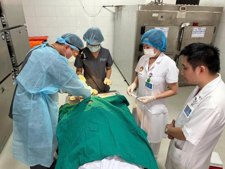 Hình ảnh người con trai đứng bên thi hài mẹ để chứng kiến các kỹ thuật viên lấy giác mạc và cái ôm vô cùng cảm động sau đó. Ảnh: BVCC.