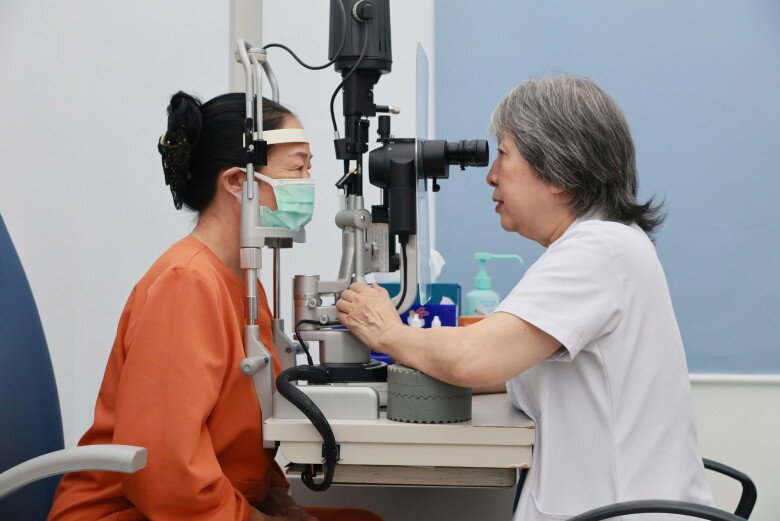 PGS Hoàng Minh Châu thăm khám cho bệnh nhân sau ghép 4 ngày để chuẩn bị ra viện.