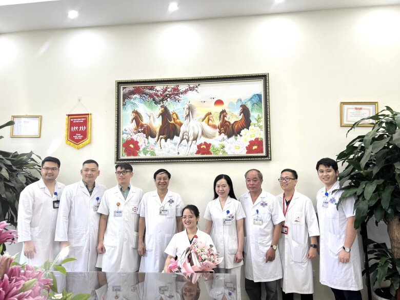 Bác sĩ Lý nhận hoa chúc mừng từ lãnh đạo khoa Xạ tổng hợp cơ sở Tân Triều. 