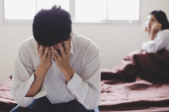 Sau khi có kết quả xét nghiệm, người chồng chỉ biết xấu hổ vì đã nghi oan cho vợ. Ảnh minh họa. 