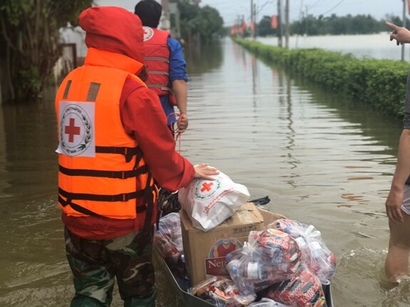 Người dân khi sử dụng hàng cứu trợ cũng cần hết sức chú ý, nhất là những biểu hiện bất thường. 