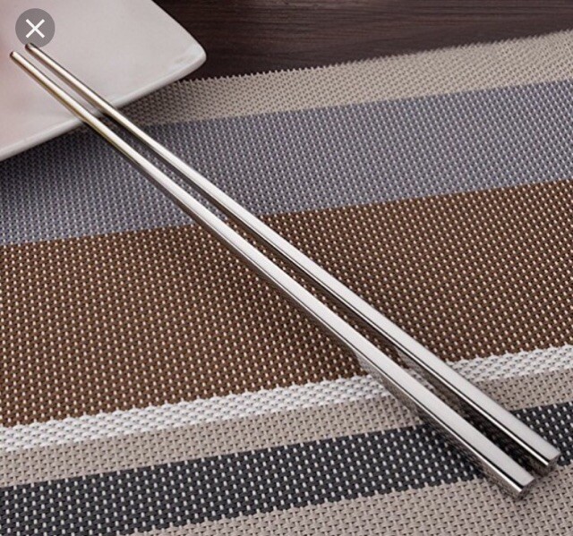 Đũa inox dù sạch nhưng vẫn có nguy cơ gây hại vì dễ thôi nhiễm kim loại nặng. Ảnh minh họa. 