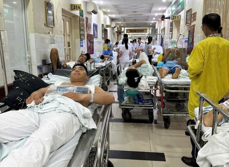 Người bệnh nằm ngoài hành lang do ảnh hưởng của cơn bảo số 3, chưa thể ra viện. Ảnh: BS Nguyễn Mạnh Khánh. 