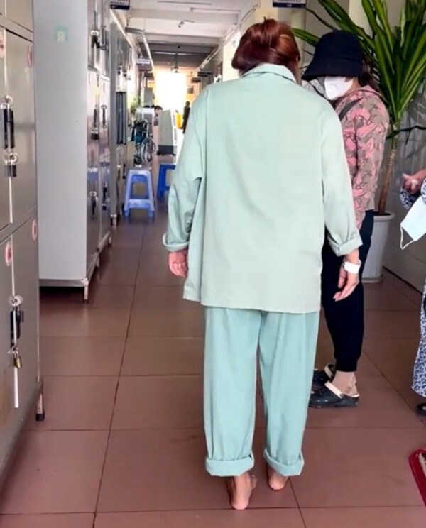 Sau khi điều trị và tập luyện, cô gái trẻ đã hồi phục, có thể tự đi lại được. 