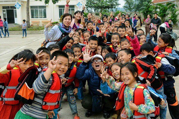 Anh Trung Lê (ở giữa) thường xuyên hoạt động thiện nguyện khi có lũ lụt, đặc biệt là việc dành tặng áo phao cho trẻ em vùng hay xảy ra lũ. 