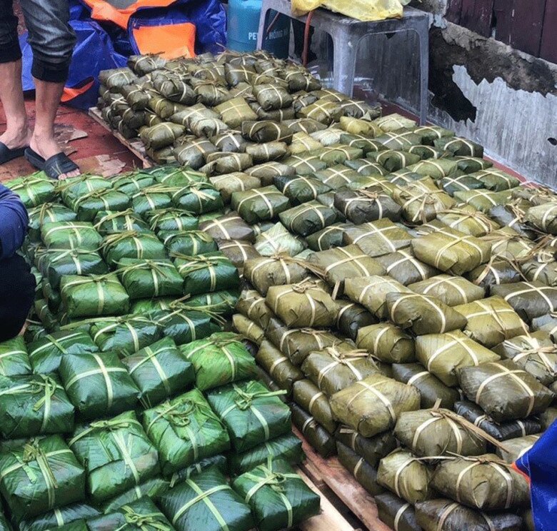 Việc hỗ trợ bánh chưng hay xôi chỉ nên ăn trong ngày, vì điều kiện vùng lũ rất khó bảo quản dùng lâu dài như dịp Tết. Ảnh: MXH. 