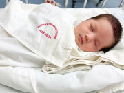 Sức khỏe - Phép màu đến với bé gái bị bỏ rơi, giòi bu khắp người ở Bắc Giang: Một cặp vợ chồng hiếm muộn đã nhận nuôi