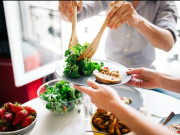 Sức khỏe - Ăn tối giờ nào là tốt nhất, ăn xong cần phải làm gì? Những điều tưởng đơn giản nhưng nhiều người làm sai