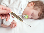 Sức khỏe - Trẻ bị sốt khi đi du lịch thì phải làm gì? Chuyên gia khuyên "3 nên 4 tránh" phụ huynh cần ghi nhớ