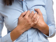 Sức khỏe - Đau ngực đi khám phát hiện khối u khủng ở vú, dù phải phẫu thuật nhưng người phụ nữ vẫn “mừng rơi nước mắt”