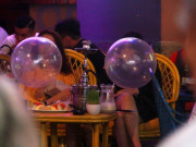 Sức khỏe - Dùng bóng cười 3 lần/tuần, chàng trai 23 tuổi phải nhập viện vì cầm đũa ăn cơm cũng không xong