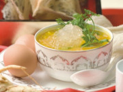 Sức khỏe - Tổ yến và trứng gà loại nào tốt hơn? Cách phân biệt tổ yến thật - giả cực đơn giản nhưng không phải ai cũng biết