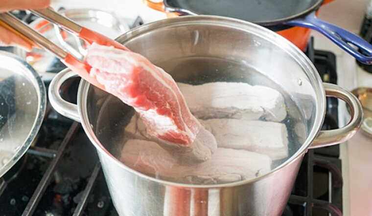 Chần thịt sẽ khiến chất độc tích tụ nhiều hơn, hóa ra loại nước nhiều gia đình bỏ đi lại giúp làm sạch thịt hiệu quả - 1
