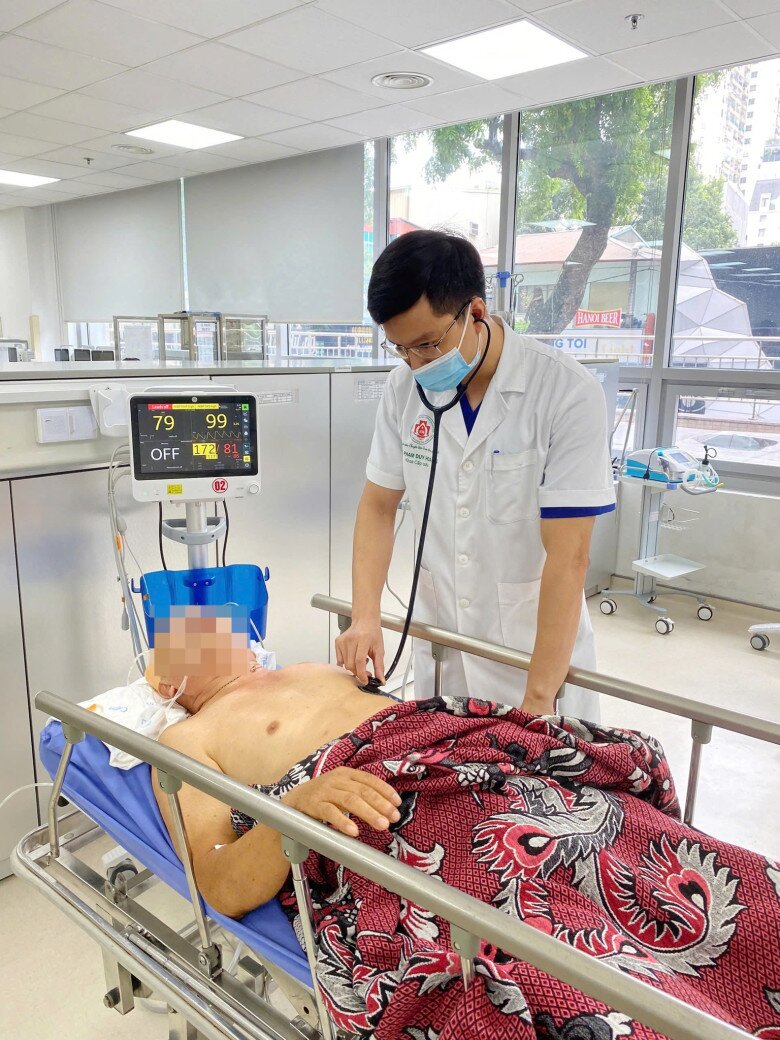 Bệnh nhân được đưa đi cấp cứu sau khi tự ý uống an cung ngưu hoàng hoàn. Ảnh: BVCC.