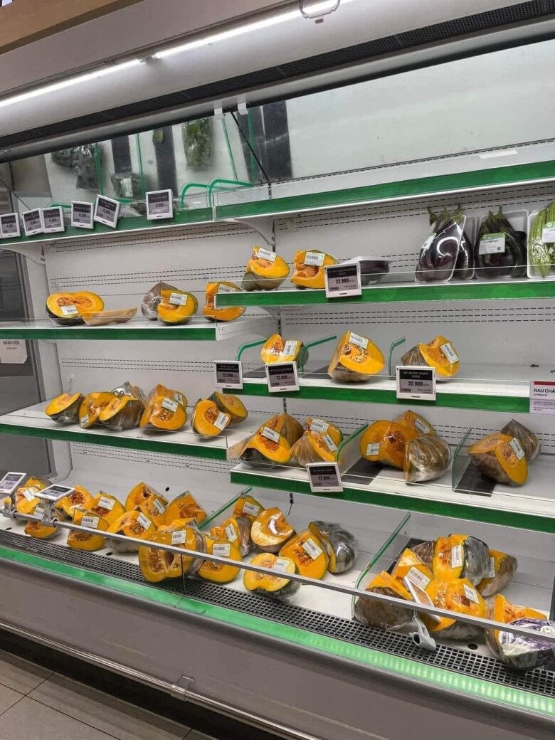 Hình ảnh chỉ còn bí đỏ trên kệ bán hàng trong ngày mưa bão nhận được sự quan tâm của dư luận. Ảnh: Mạng xã hội.