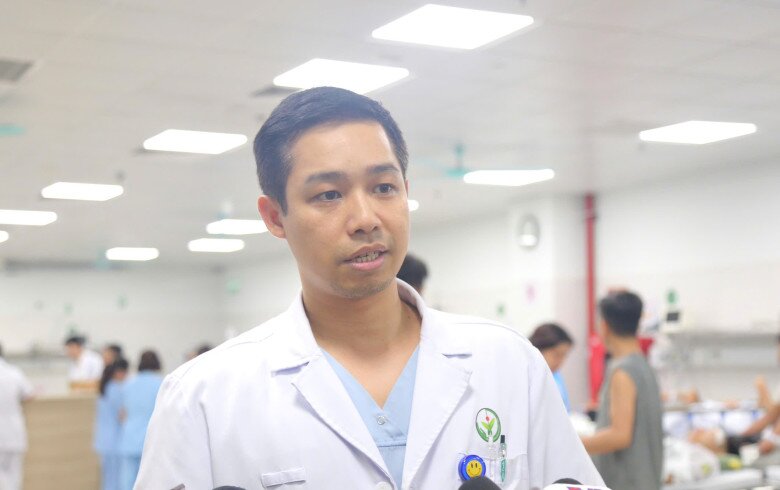 Bác sĩ Kiên thông tin về tình trạng nạn nhân vụ sập cầu sau khi hội chẩn. 