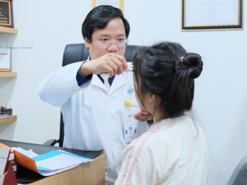 Quen tay nặn mụn trứng cá chơi chơi, cô gái trẻ cầu cứu bác sĩ vì mặt sưng vù, đầy mủ