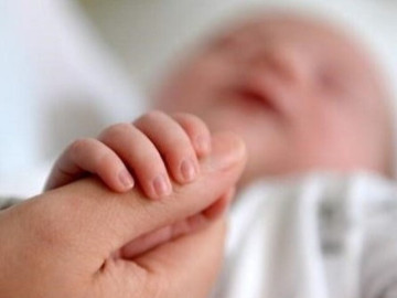 Hai con mất khi được 3 ngày tuổi, cặp vợ chồng quyết sinh con lần nữa nhưng bất ngờ phát hiện nguyên nhân