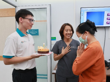 Từ giác mạc bác sĩ hiến khi qua đời, người phụ nữ vỡ òa hạnh phúc khi nhìn thấy hình người sau 10 năm mù lòa