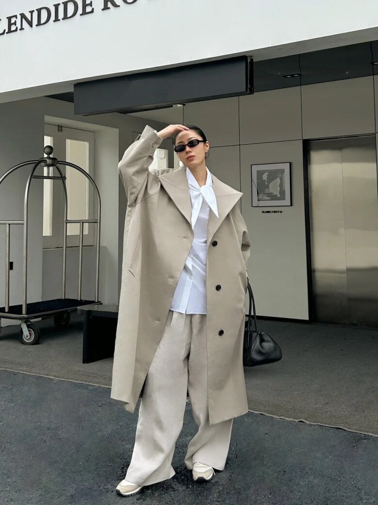 Bạn cũng có thể biến hóa áo trench coat thêm phần cá tính khi mix amp; match cùng áo sơ mi dáng rộng và quần ống rộng. 