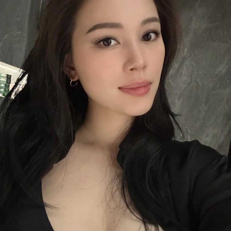 Kể từ khi kết hôn và làm mẹ, Linh Rin đã theo đuổi phong cách thanh lịch, kín đáo cùng lối makeup tự nhiên trầm ấm khác hẳn với hình ảnh nàng hot girl đình đám ngày nào.