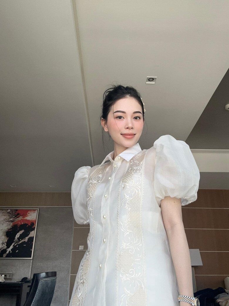 Người hâm mộ cũng dành lời khen ngợi cho sự thay đổi này của Linh Rin khi lối makeup này không chỉ giúp tôn lên được nét đẹp tự nhiên mà còn giúp vẻ ngoài trở nên thanh lịch và tinh tế đúng chuẩn dâu nhà hào môn.