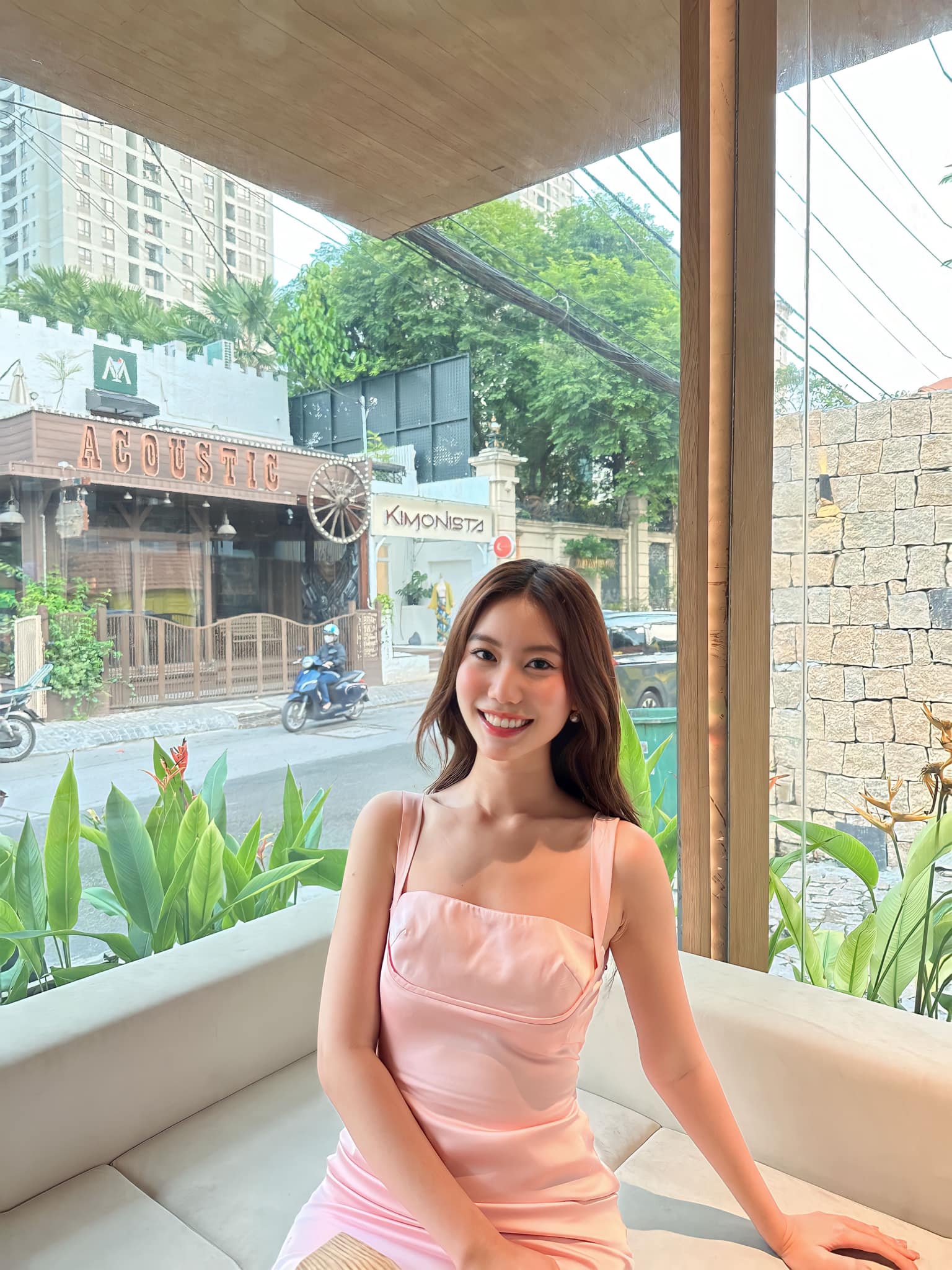 Cô nàng có thành tích học tập khủng cùng giọng ca nội lực, nhưng thay vì toàn tâm toàn ý cho ca hát, Hà Phương lại dành nhiều tình cảm cho các cuộc thi nhan sắc.